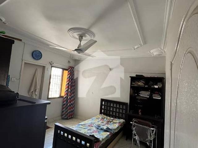 Gulshan E Iqbal Block 13/B Flat Sized 105 Square Yards