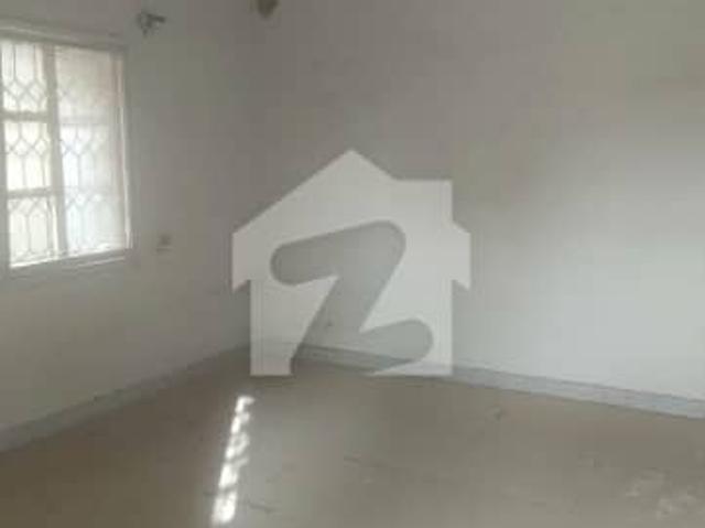 Gulshan e iqbal block 6 apartment 1800sq feet for sale
