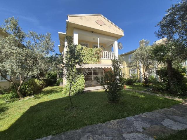 Güre'de Havuzlu Site İçinde Satılık Tek Müstakil Full Eşyalı Villa