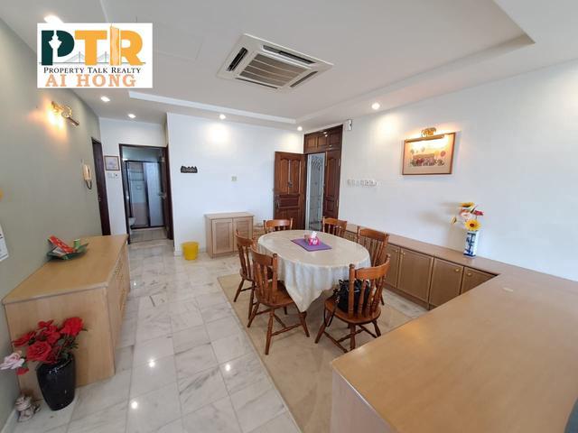 GURNEY VILLA next to gurney plaza for Sales