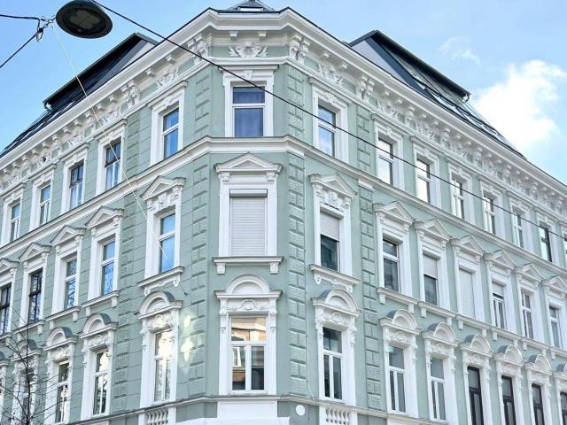 Fußläufig zu 3 U Bahn Stationen | gut angebundene Altbauwohnung | Renovierte Fassade, moderner Aufzug & gepflegter Innenhof I Einkaufsmöglichkeiten & Top Infrastruktur