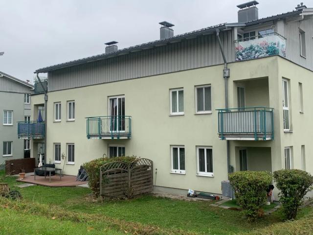 Gut aufgeteilte 4 Zimmer Wohnung mit Loggia, Terrasse, Küche und 2 Tiefgaragenstellplätzen in bekannter Wohnlage in Ried