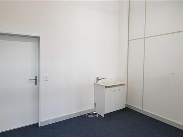 Gut gelegene, ausgebaute und helle Bürofläche mit Wasseranschluss 158 m2!