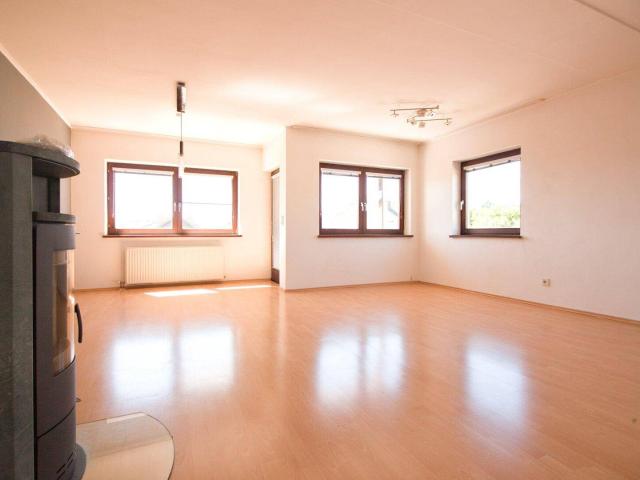 Gut geschnittene, lichtdurchflutete Maisonette mit Kamin & Südbalkon | 111 m² auf zwei Ebenen | inkl. Stellplatz