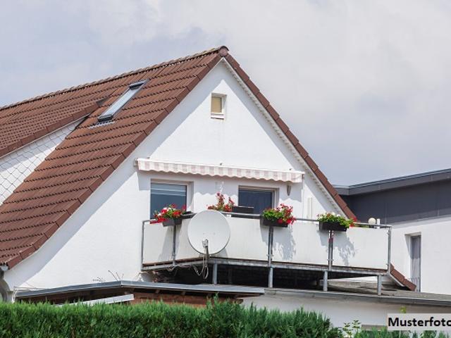 Gut geschnittene 2 Zimmer Wohnung mit eigenem PKW Stellplatz