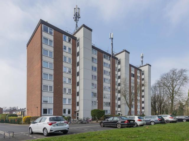 Gut geschnittene 3 Zimmer Wohnung mit Balkon, Aufzug und Stellplatz sofort bezugsfrei!