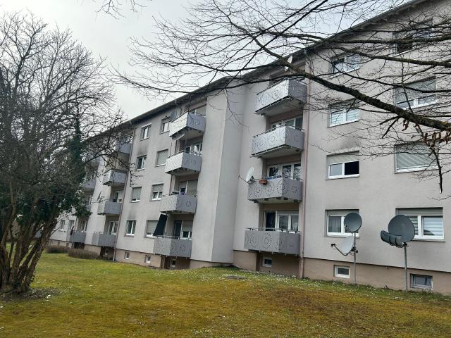 Gut geschnittene 3 Zimmerwohnung mit Balkon und Stellplatz
