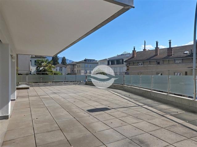 Gut eingerichtet mit einer riesigen Terrasse, nur einen Steinwurf vom See entfernt