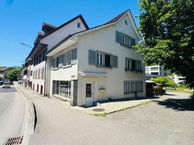 Gut sichtbare Gewerbefläche in Liestal mit Küche, Keller und Parkplatz