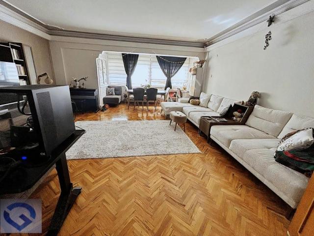Güvenci'den Girne Cad.de,3,5+1,165 M²,çift Cepheli,satılık Daire