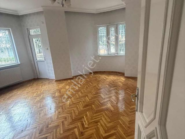 Güvenevler Duisburg Bulvarın'da Kiralık 4+1 280 M2 1. Kat Daire
