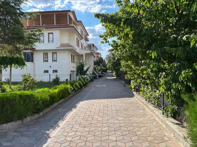 Güvenli Site İçerisinde Özel Bahçeli Prestijli 5+2 Kiralık Villa