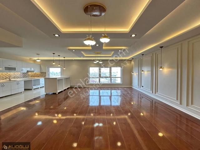 Güvenlikli Otoparklı Cadde Üzeri Site İçi Ultra Lüks 2+1 Daire