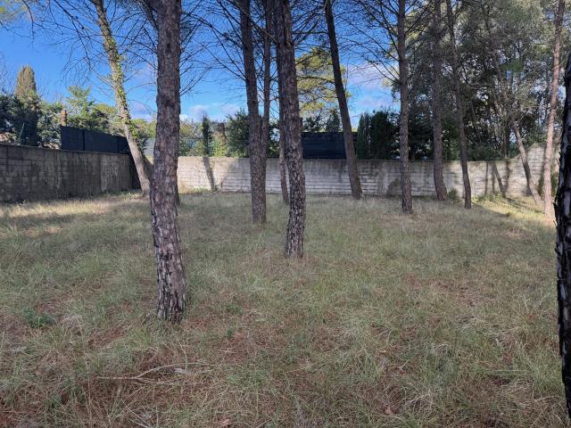 GUZARGUES TERRAIN CONSTRUCTIBLE ET VIABILISE 900m2