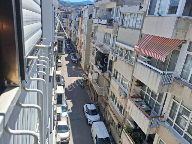 Güzel Yalıda Son Kat Caddeye Yakındır Pancurlu Çift Cephe