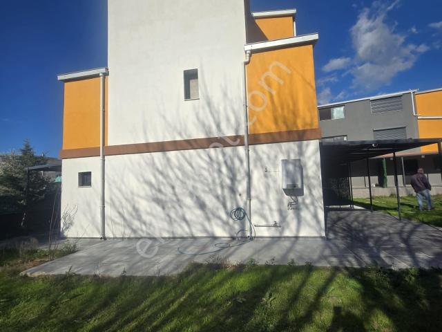 Güzelçamlı'da Köşe Konumlu Bahçeli 3+1 Villa.