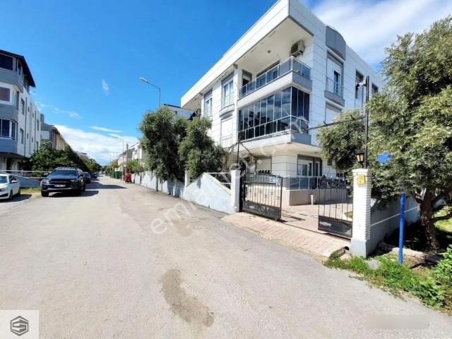 Güzeloba'da Nergiz Konutlarında 2+1 Giriş Katı