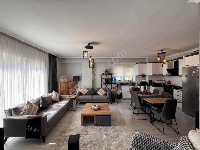 Güzeloba'da Doğalgaz Kombili Havuzlu Sitede 2+1 Eşyalı Kiralık