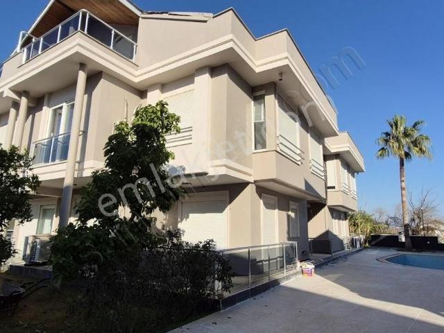 Güzeloba'da Satılık Tribleks Villa