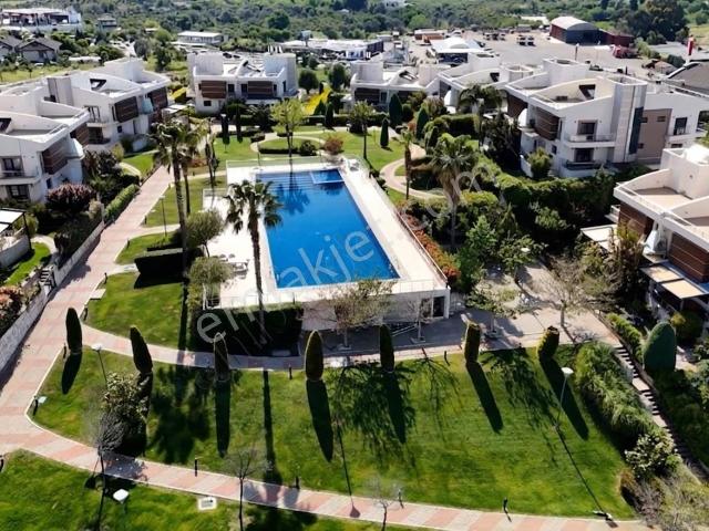 Güzelbahçe Kahramanderede Site İçi 5+1 Satılık Tripleks Villa