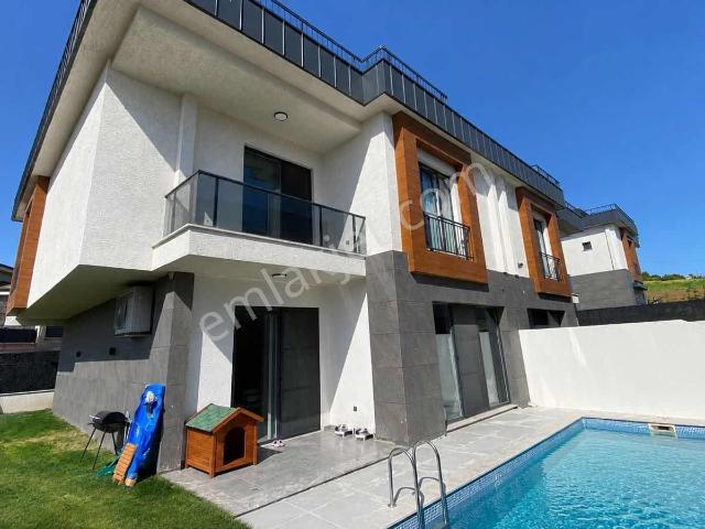 Güzelce De Gül İnşaat Kalitesiyle Deniz Manzaralı Havuzlu Villa