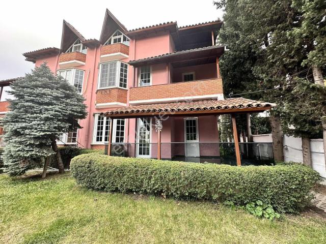 Güzelce Sahile Yakın Deniz Manzaralı İçi Sıfırlanmış Luks Villa