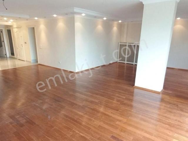 Güzelyalı' Da 5+1 Özel Otoparklı Köşe Satılık Yalı Dairesi