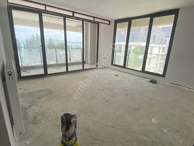 Güzelyalıda Göl Manzaralı Kapalı Mutfak Giyinme Odalı 3+1 Daire