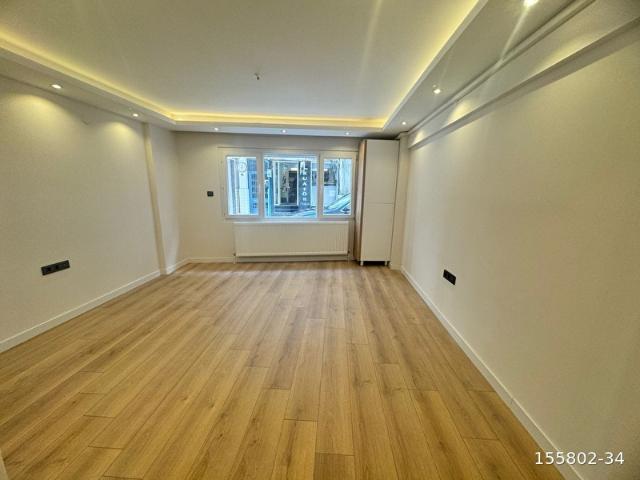 Güzelyalıda Merkezi Konumda Mithatpaşa Caddesi Ykn. 2+1 Lüks Tadilatlı Bahçeli Panjurlu 90m2 Satılık