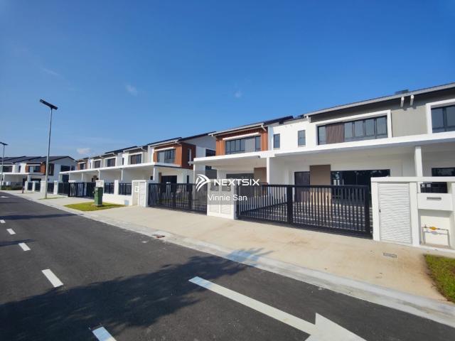 很多人找的款来了‼️ Eco Botanic The Tate 双层排楼【4房4厕】30×60 Built up 2239sqft Unblock unit 大家庭住会舒服很多 Bare unit状态 喜欢自己设计装修的人会很适合 在这种成熟高端社区 附近有成熟的商圈 平时生活很方便，开车10KM 可以到Tuas Checkpoint