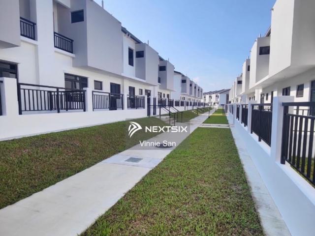 很多人找的款来了‼️ Eco Botanic The Tate 双层排楼【4房4厕】30×60 Built up 2239sqft Unblock unit 大家庭住会舒服很多 Bare unit状态 喜欢自己设计装修的人会很适合 在这种成熟高端社区 附近有成熟的商圈 平时生活很方便，开车10KM 可以到Tuas Checkpoint