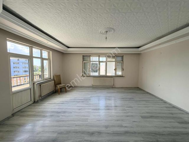 Hıdırağa Mahallesinde 2+1 100m2 Kiralık Daire / Revos
