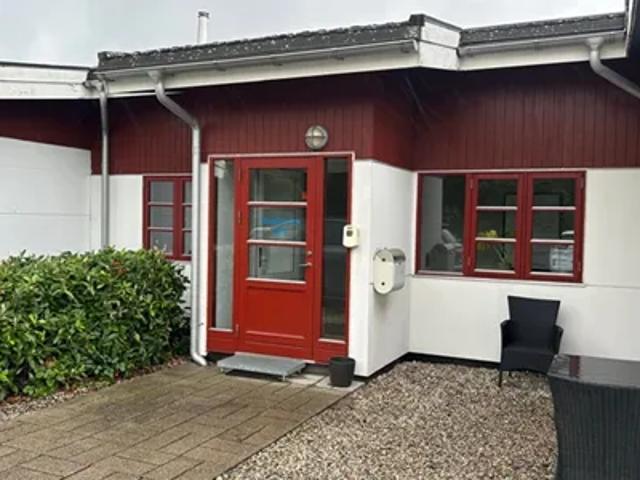 Højt lager med fine kontor og badefaciliteter
