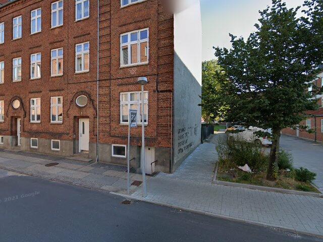 Høj stuelejlighed i centrum