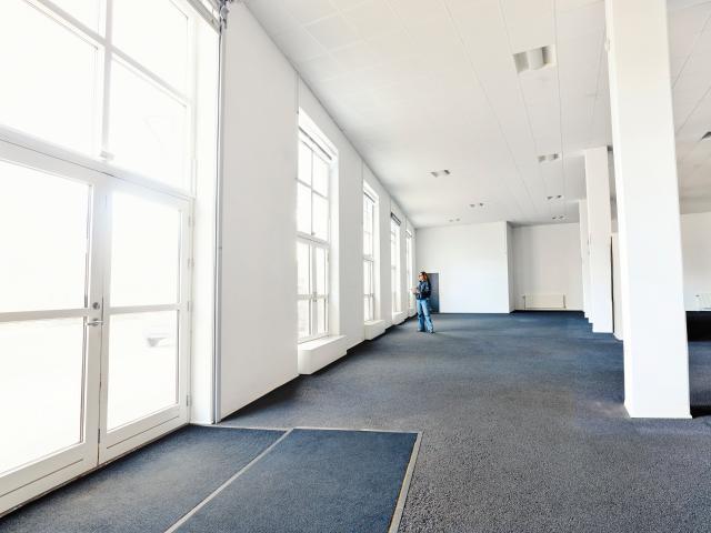 Højloftet og synligt erhvervslejemål i hjertet af Odense