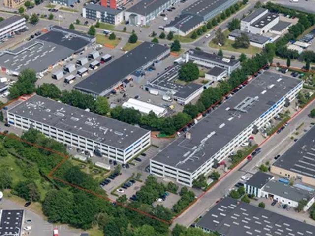 Højloftet lager med vareelevator på 1. sal med mulighed for kontor