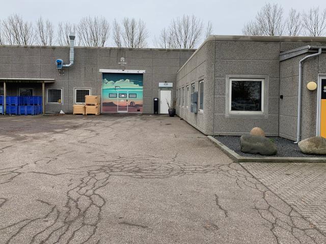 Højloftet lager. showroom med port samt stort kontor