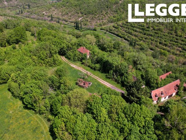 Hameau à réhabiliter avec maison, diverses granges et dépendances, prairies et bois