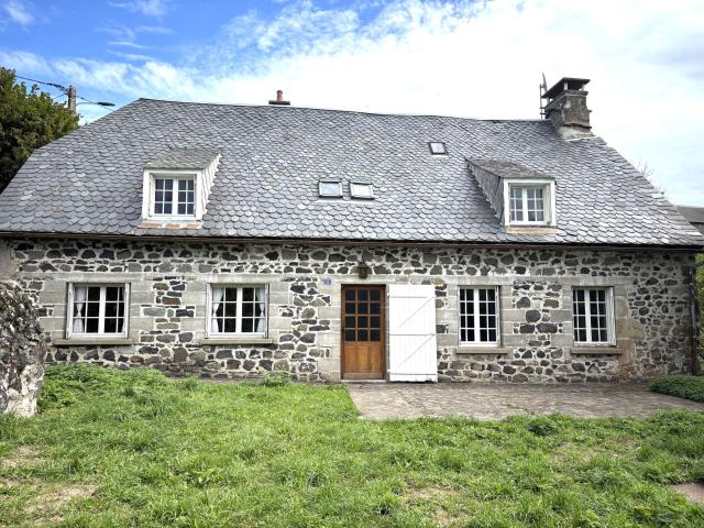 Hameau d' Egliseneuve d'Entraigues Jolie Maison 161m2 sur 22. 161m² Egliseneuve d'Entraigues