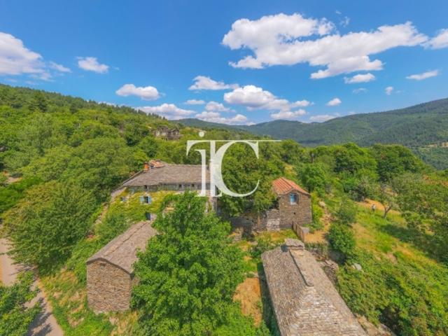 HAMEAU D'EXCEPTION SUR 1.5HA DE TERRAIN