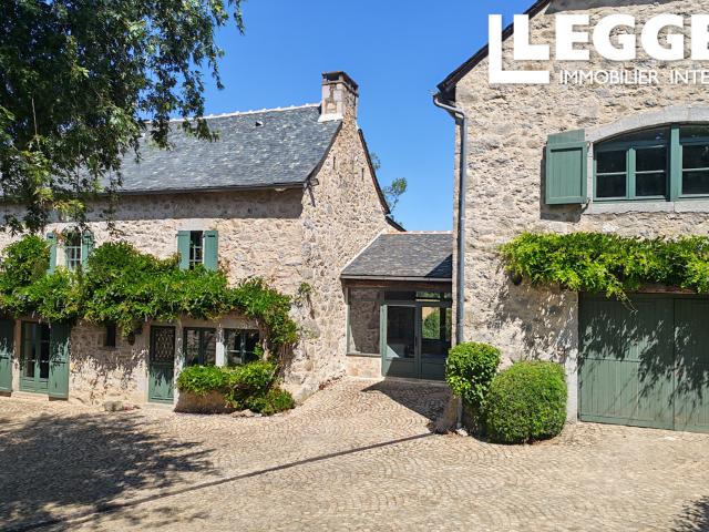 Hameau privé d’exception avec trois maisons, lac, piscine et tennis en Aveyron