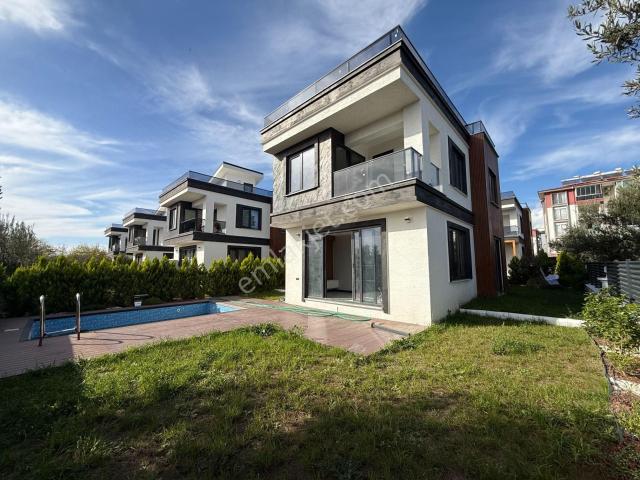 Hamidiyenin En Yeni Gözdesi. Özel Havuzlu 3+1 Satılık Villa