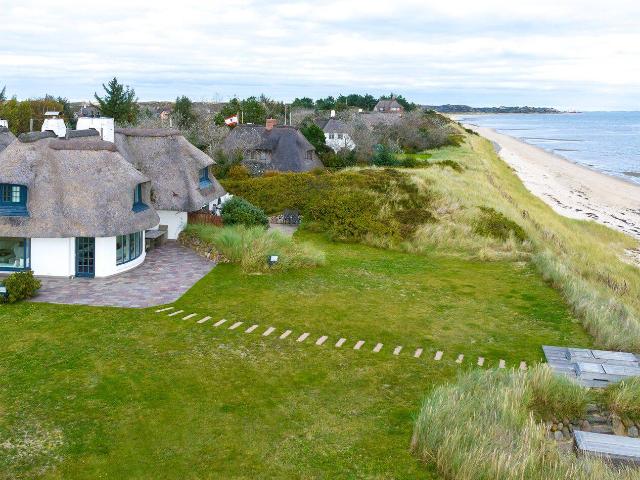 Hamptons auf Sylt Reetgedeckte Haushälfte in erster Reihe mit Meerblick und Strandzugang