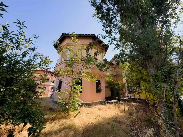 Hamravat Evlerinde Satılık Geniş Bahçeli Villa