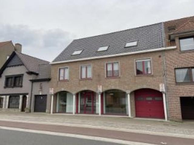 Handelpand met 3 etalageramen en woonst met 4 slaapkamers, t
