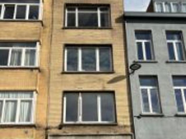 Handelsgelijkvloers + 5 appartementen Te Koop