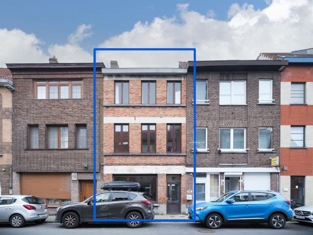 Handelshuis met groot potentieel en gegeerde ligging te Gentbrugge