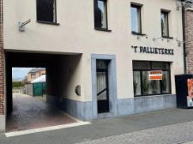 Handelspand met appartement
