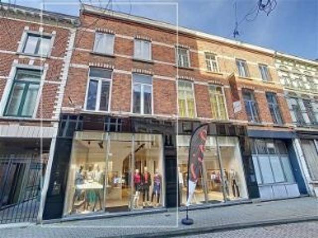 Handelspand met bovenliggende woonst