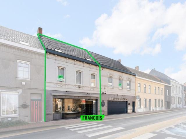Handelspand met duplex appartement te koop te Lichtervelde